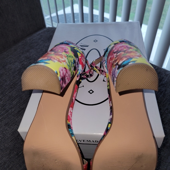 Steve Madden floral block heel sandals - Picture 5 of 7